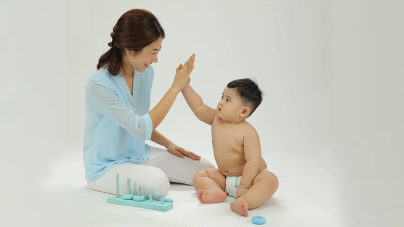 Quan sát bé để xác định thời điểm nên ngưng đóng tả cho bé