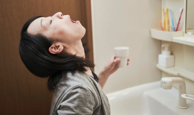 Súc miệng thường xuyên giúp bạn làm sạch răng, giữ hơi thở thơm tho Súc miệng thường xuyên giúp bạn làm sạch răng, giữ hơi thở thơm tho