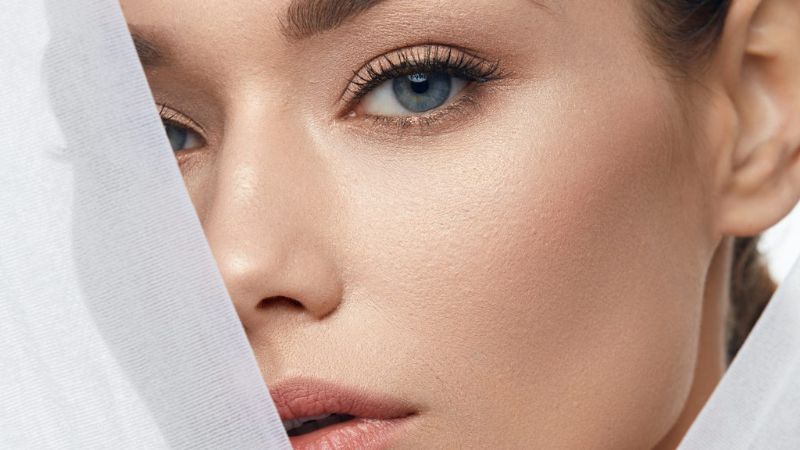 Tác dụng như một lớp kem lót và giữ cho lớp trang điểm lâu trôi hơn