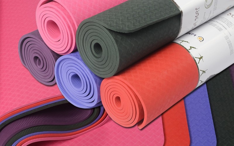 Thảm mới mua với phần keo còn dính trên bề mặt