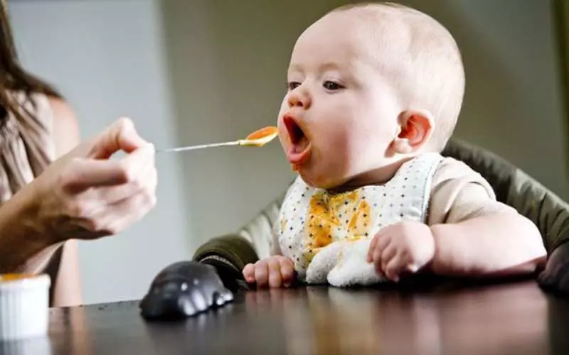 Cho bé làm quen với bột mặn