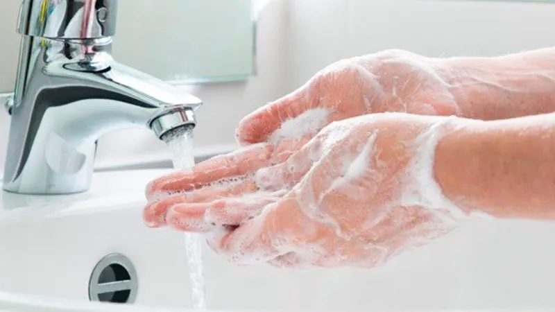 Các mẹ nên rửa tay và vệ sinh sạch dụng cụ pha bột cho bé