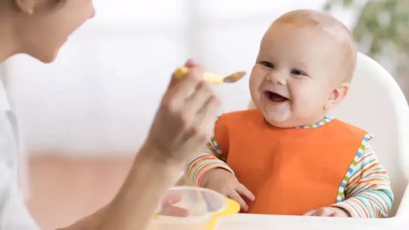 Các mẹ cần kiểm tra độ nóng của bột trước khi cho bé ăn
