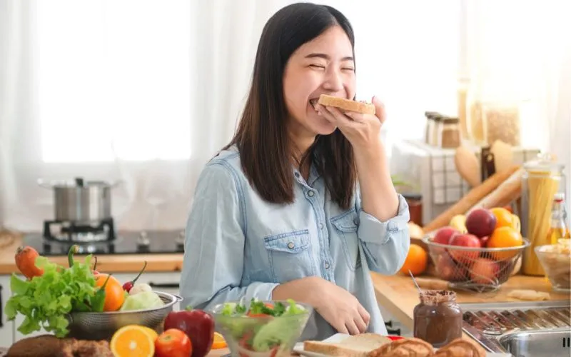 Nhai chậm và kỹ – cách giảm béo ngày Tết