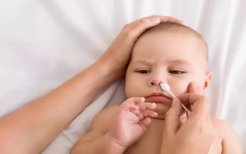 Đặt bé nằm cố định, không để trẻ cựa quậy mạnh
