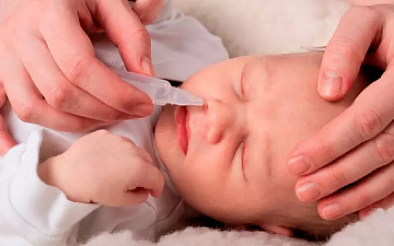 Làm mềm gỉ mũi của bé
