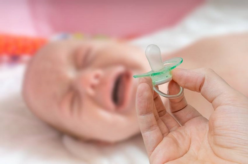 Cho bé làm quen với núm giả vào những lúc bé thoải mái nhất