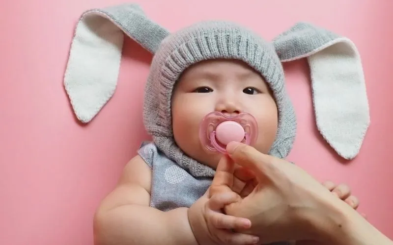 Một số mẹo giúp bé ngậm núm giả dễ dàng