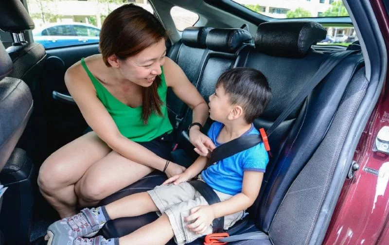 Bước 3: Điều chỉnh dây đai ghế ô tô vừa với cơ thể của trẻ