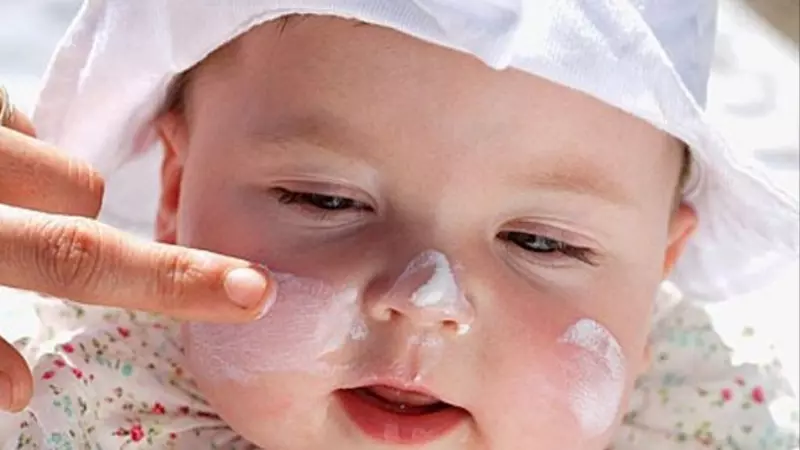 Các bậc phụ huynh nên bảo vệ bé khỏi tia cực tím