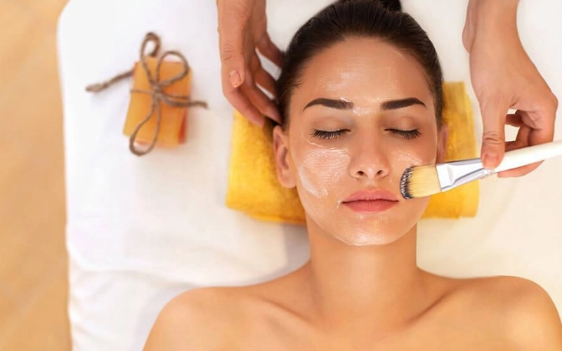 Đắp mặt nạ mật ong trứng gà