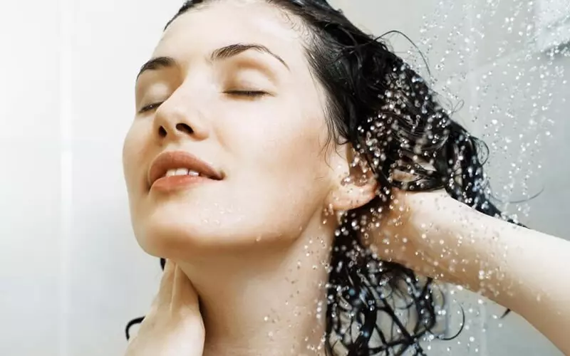 Việc gội đầu bằng nước lạnh sẽ giúp giữ màu tóc nhuộm lâu hơn