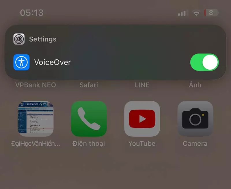 Nói Turn on VoiceOver nếu muốn bật hoặc Turn off VoiceOver nếu muốn tắt