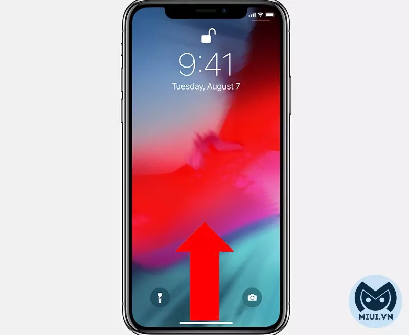 Đối với những dòng iPhone không còn nút Hone, bạn cần vuốt từ dưới lên trên