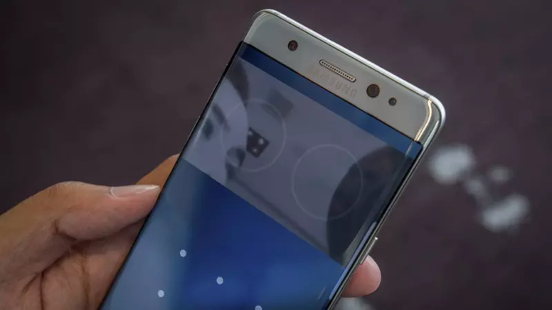 Samsung nổi bật với tính năng mở khóa bằng mống mắt