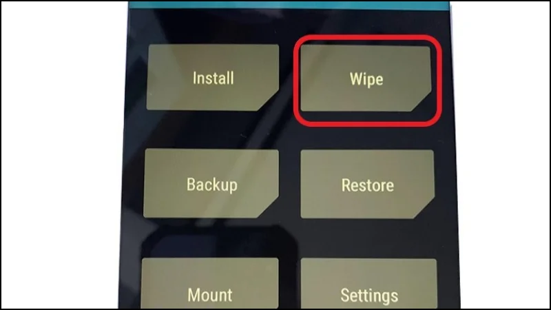 Trên giao diện TWRP, chọn tùy chọn "WIPE"