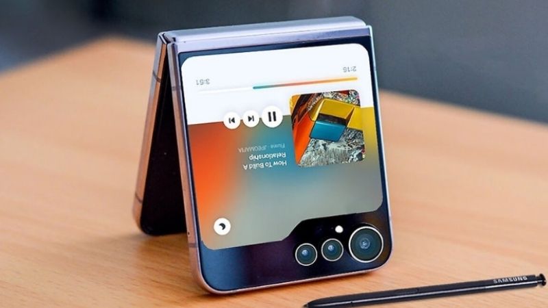 Camera trên Flip 7 không chỉ đẹp về phần cứng mà còn thông minh hơn nhờ hỗ trợ AI.