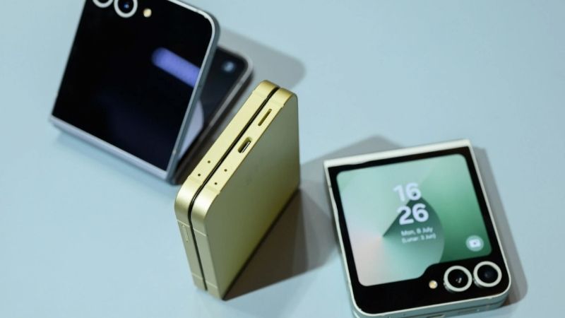 Dòng Galaxy Z Flip 7 vẫn không hỗ trợ bút S Pen – một đặc điểm giúp phân biệt rõ với dòng Fold.